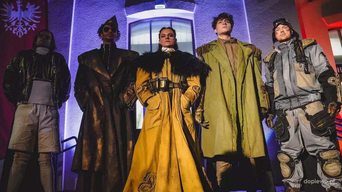 Niezwyciężeni na dworcu w Palędziu