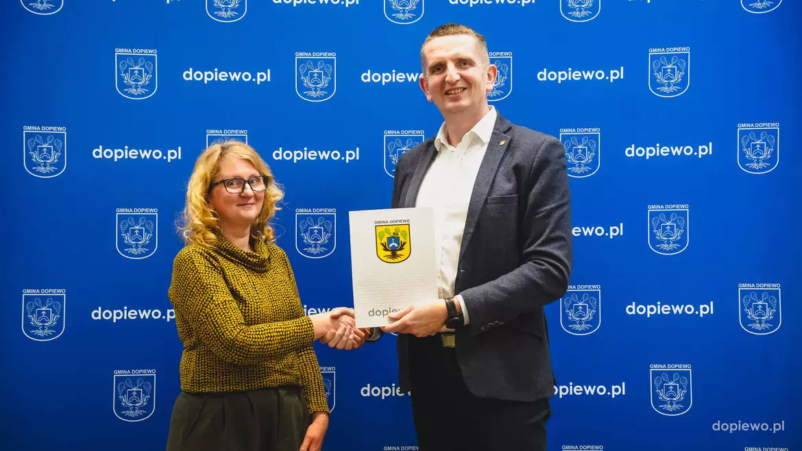 podpisanie umowy na rozbudowę pałacu w Dąbrówce