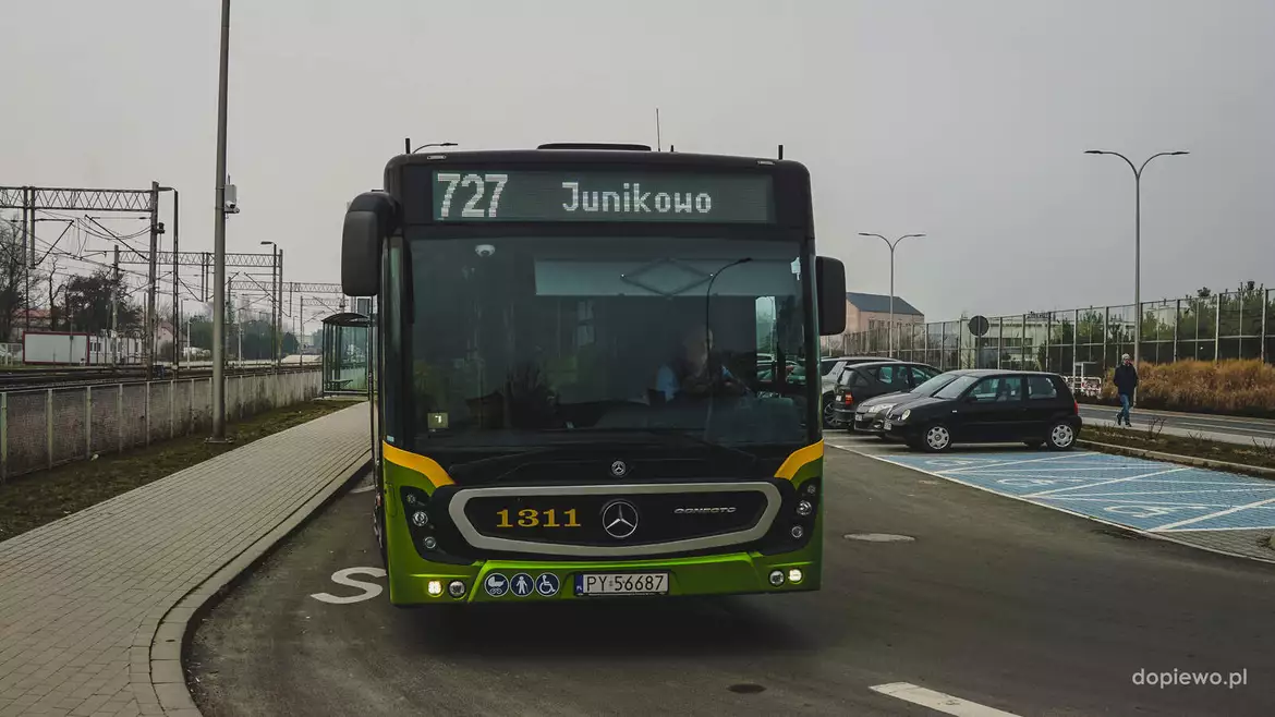 Autobus ZTM na dworcu autobusowym w Palędziu