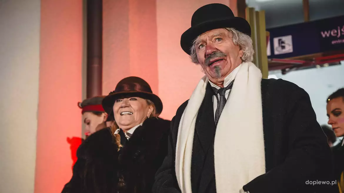 Ignacy Jan Paderewski z żoną Heleną na dworcu w Palędziu