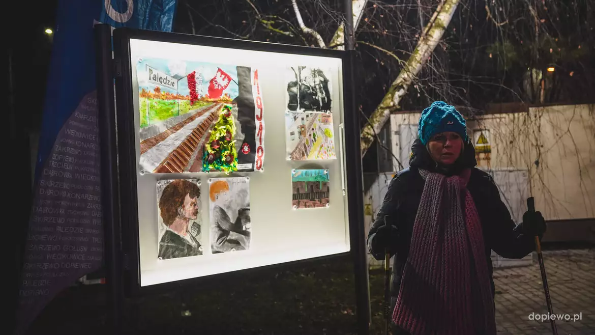 Prace plastyczne na dworcu w Palędziu podczas inscenizacji przyjazdu Paderewskiego