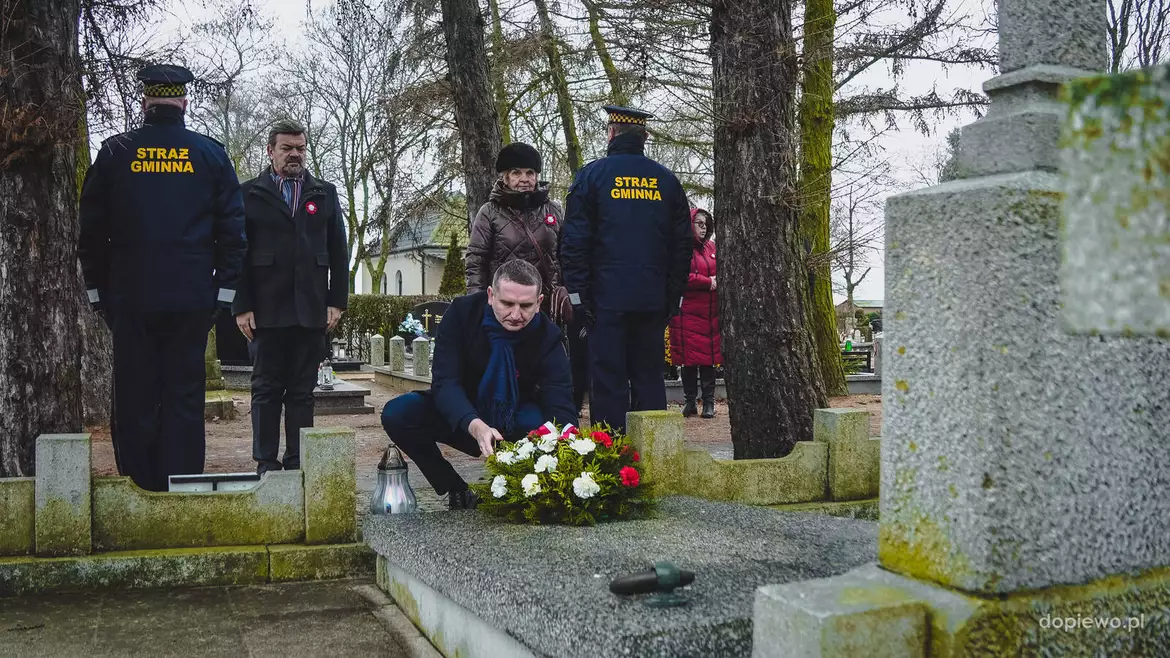 Wójt Gminy Dopiewo składa kwiaty na cmentarzu w Konarzewie