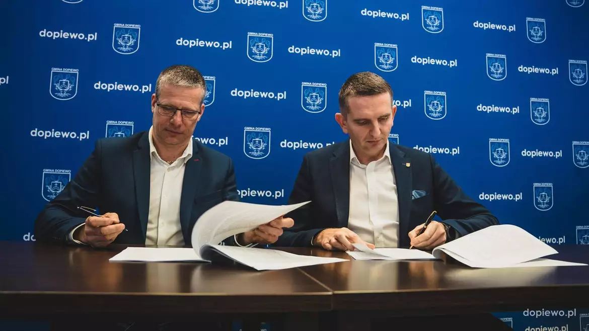 Wójt Gminy Dopiewo podpisał umowę na dwie ścieżki piesze i rowerowe