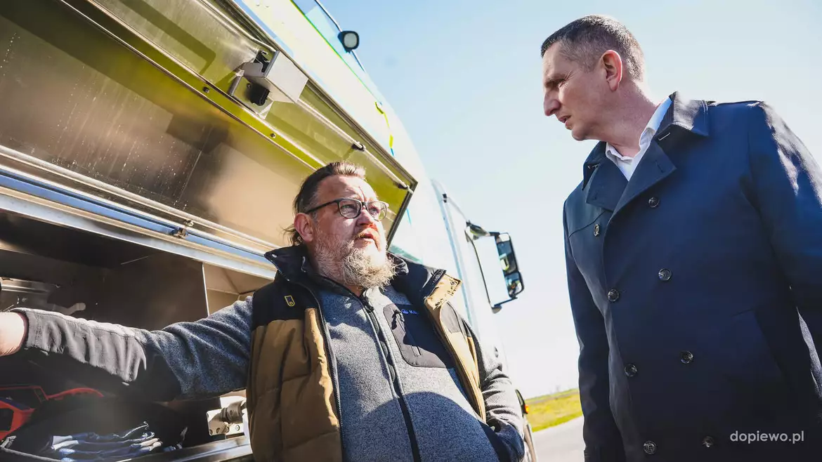 Wójt Gminy Dopiewo Sławomir Skrzypczak oglądał pojazd WUKO