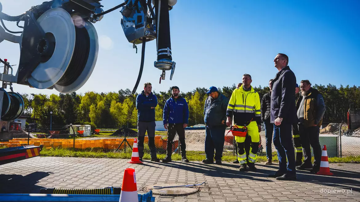 Wójt Gminy Dopiewo Sławomir Skrzypczak i pracownicy ZUK oglądają WUKO