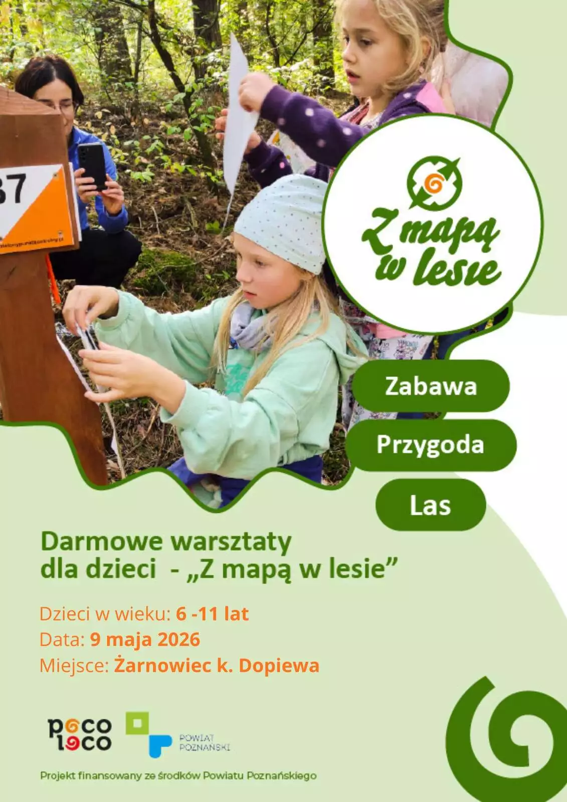Z mapą w lesie plakat