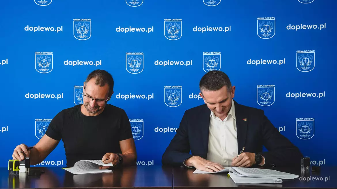 podpisanie umowy na oświetlenie