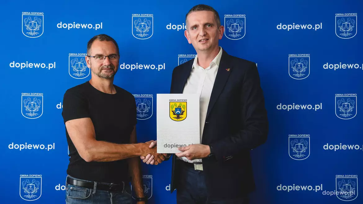podpisanie umowy na oświetlenie
