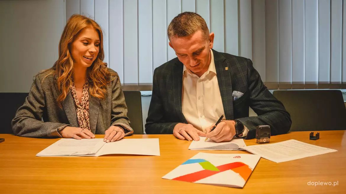 podpisanie umowy na ogród deszczowy