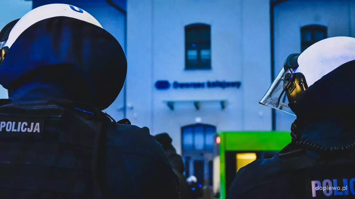 dworzec w Palędziu, przyjazd kibiców, policja