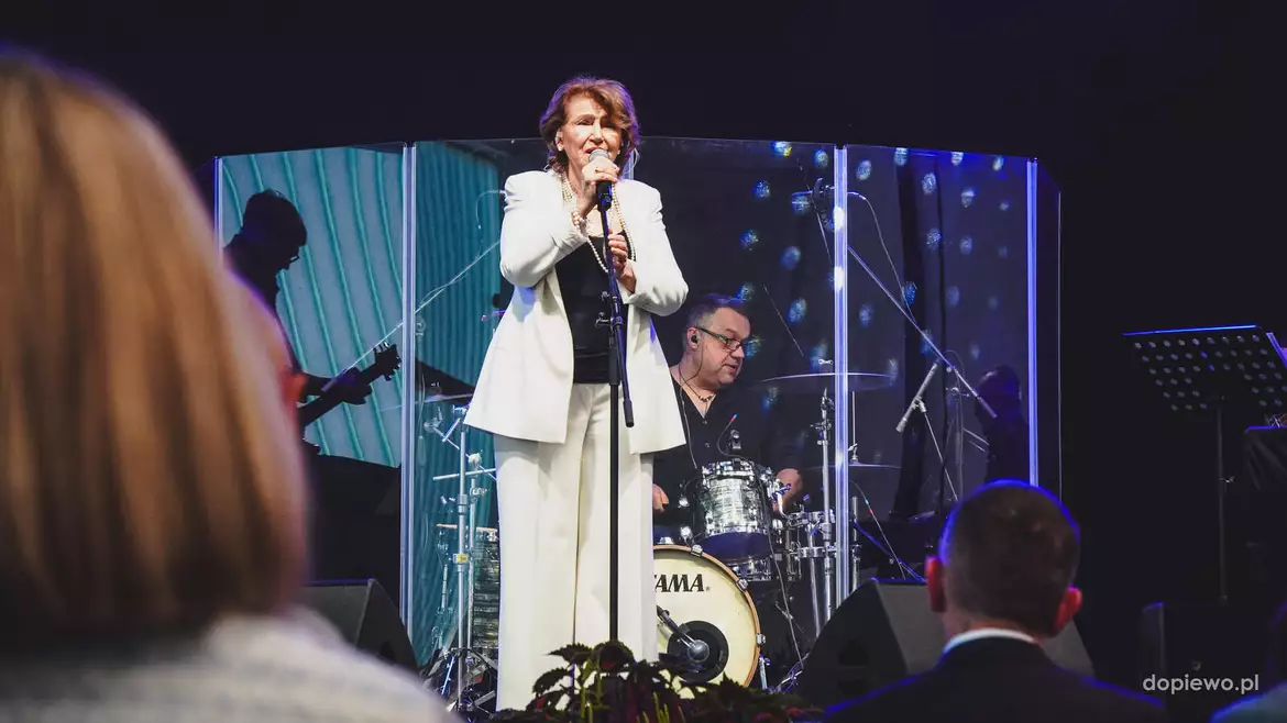 Koncert Haliny Frąckowiak na start Dopiewskich Dni Seniora